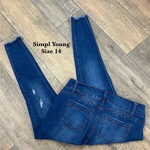 SIMPLYOUNG Jean Capri NWOT Size 14 
Stretch denim